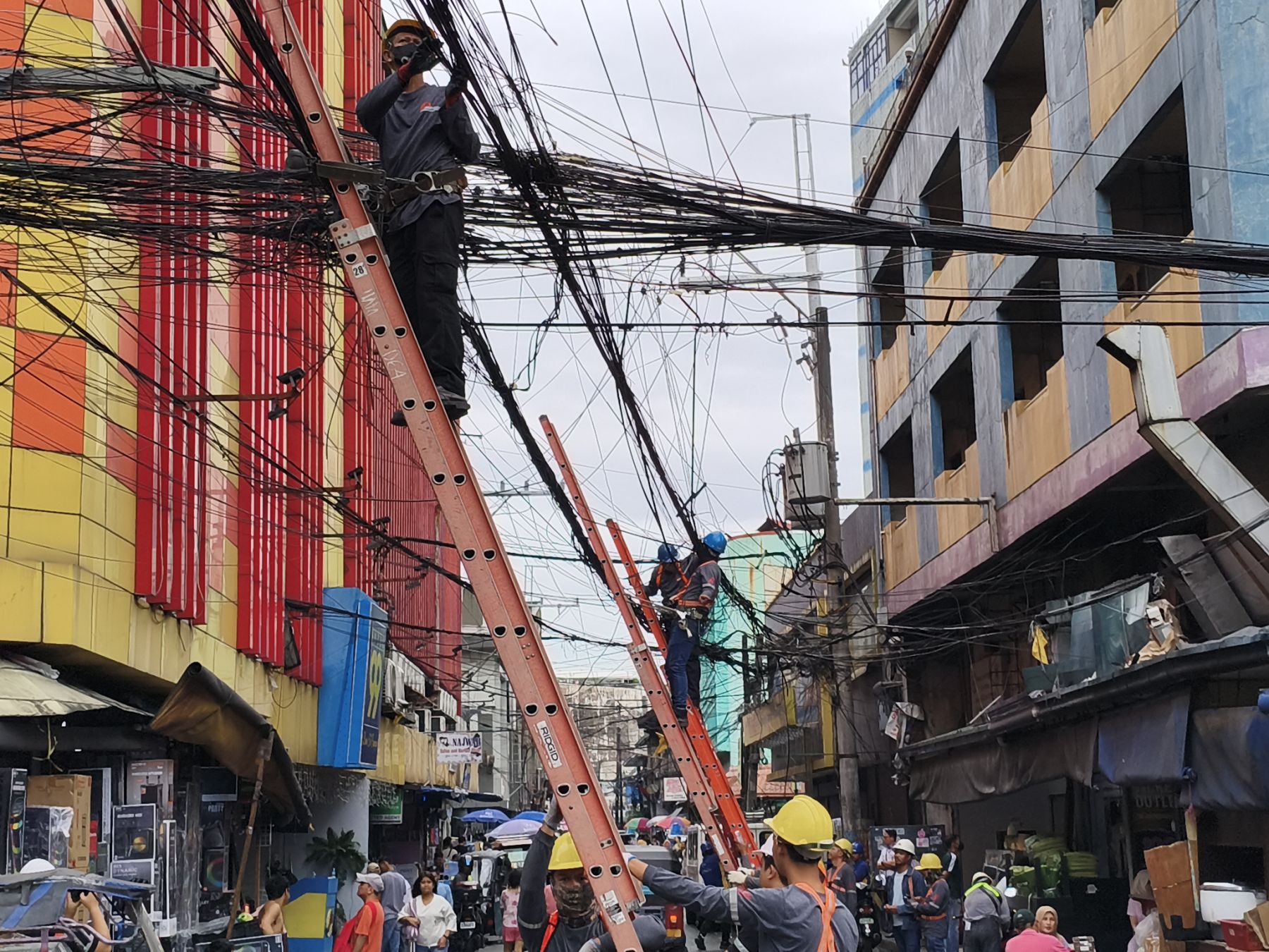 Meralco conducts wire-clearing operations ahead of Traslacion 2026